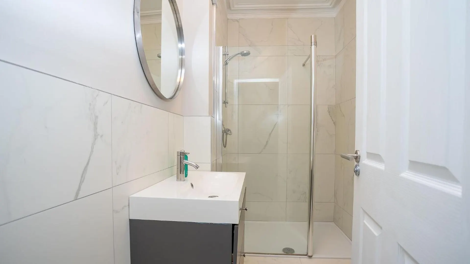 Queens Large 2 Bdr & 1 Bdr Apartments By Belfast City Breaks