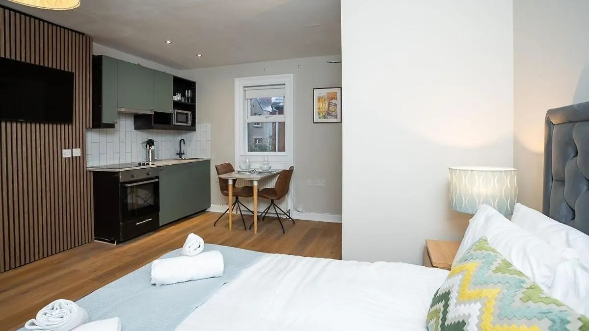 Queens Large 2 Bdr & 1 Bdr Apartments By Belfast City Breaks
