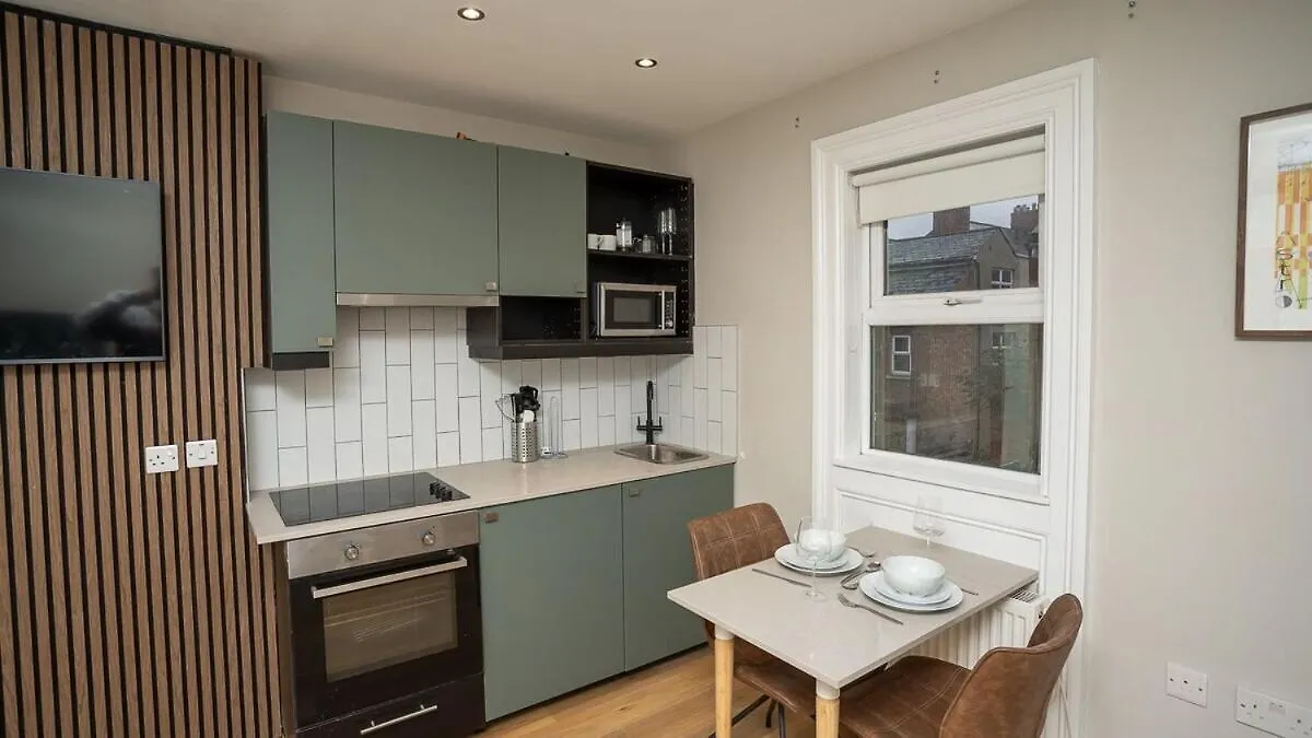 Queens Large 2 Bdr & 1 Bdr Apartments By Belfast City Breaks
