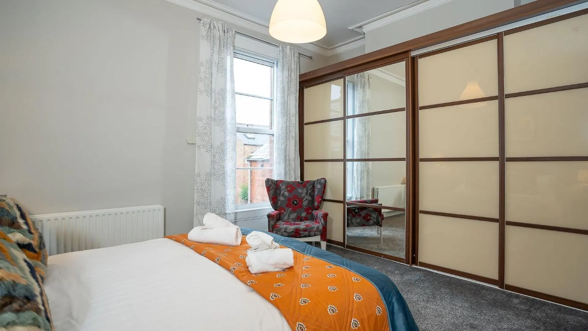 Queens Large 2 Bdr & 1 Bdr Apartments By Belfast City Breaks