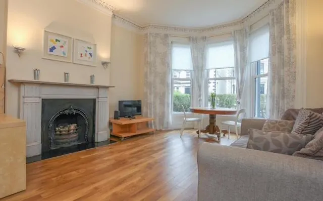 Queens Large 2 Bdr & 1 Bdr Apartments By Belfast City Breaks