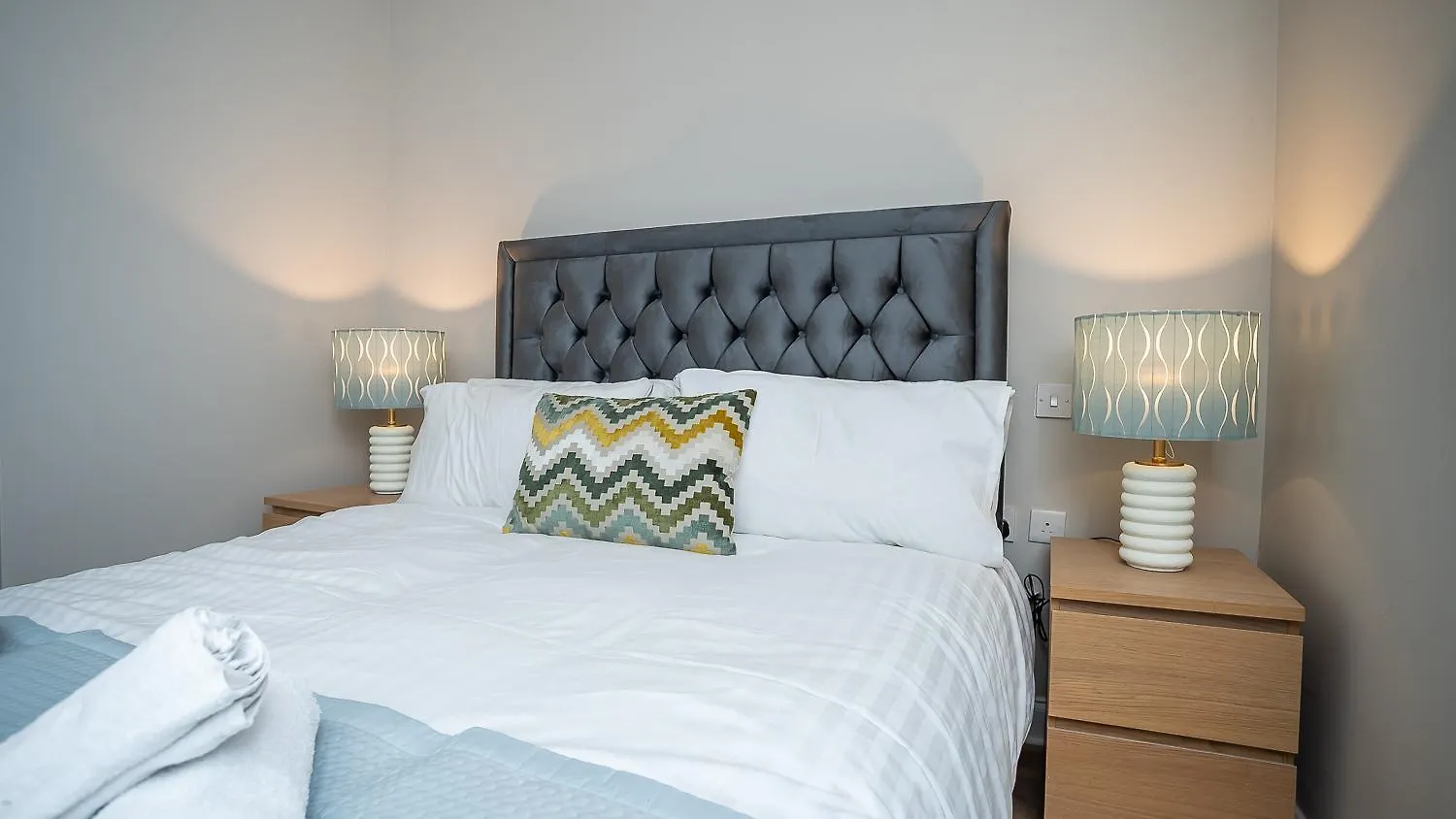 Queens Large 2 Bdr & 1 Bdr Apartments By Belfast City Breaks