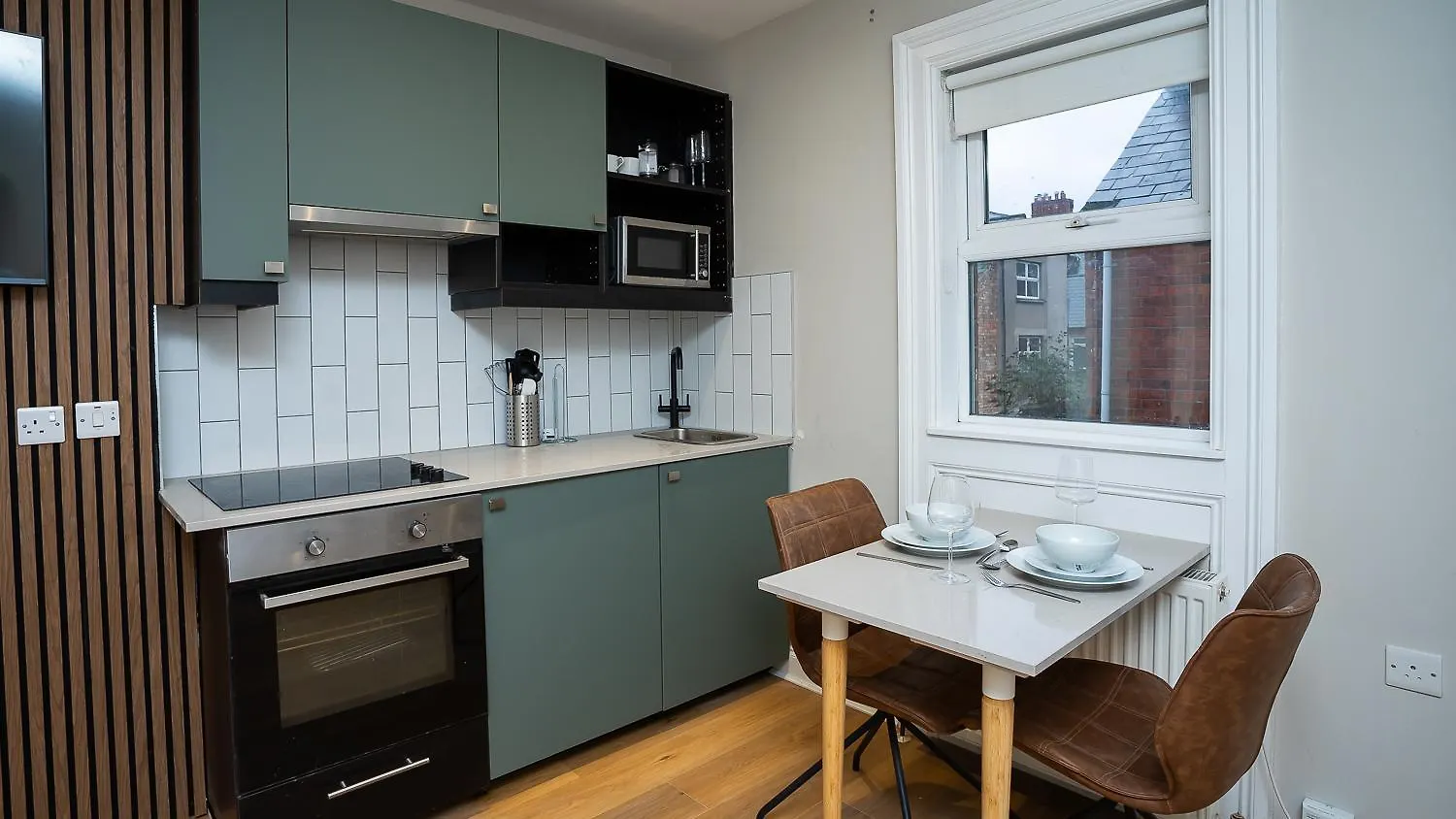 Queens Large 2 Bdr & 1 Bdr Apartments By Belfast City Breaks
