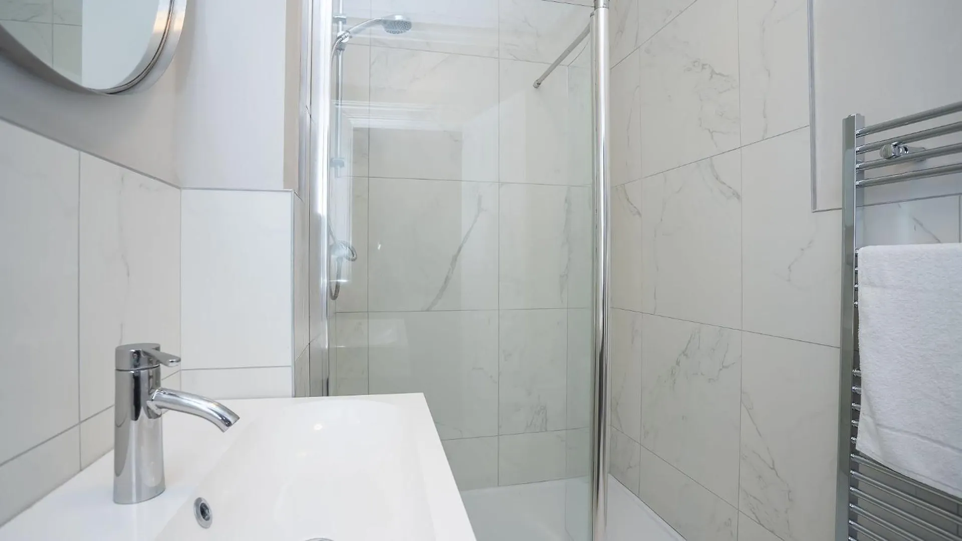 Queens Large 2 Bdr & 1 Bdr Apartments By Belfast City Breaks