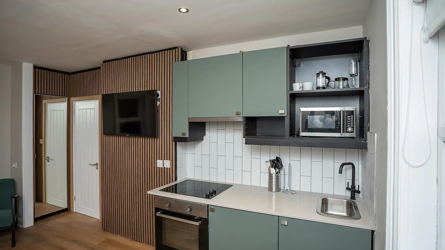 Queens Large 2 Bdr & 1 Bdr Apartments By Belfast City Breaks