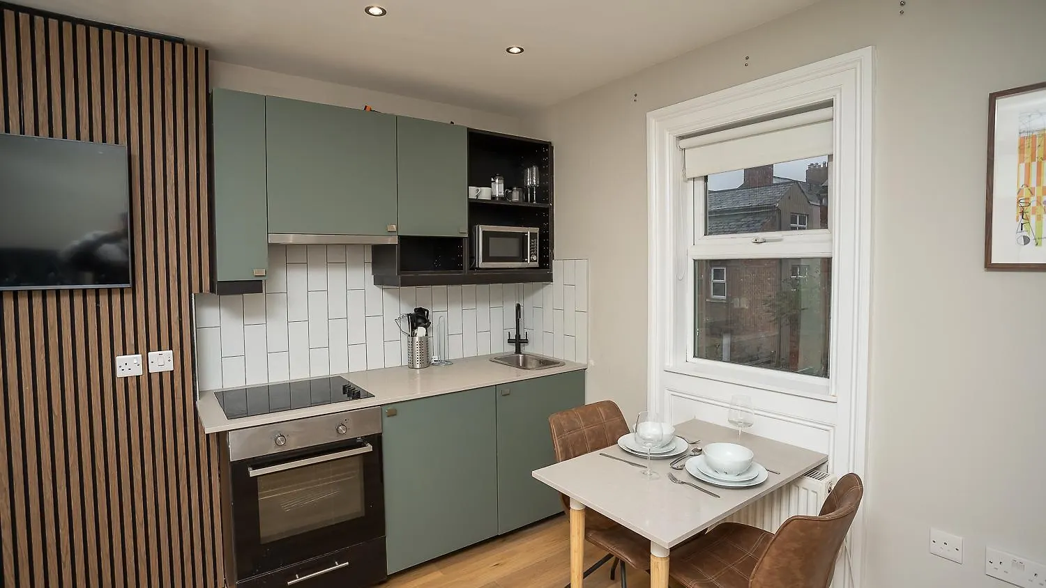 Queens Large 2 Bdr & 1 Bdr Apartments By Belfast City Breaks