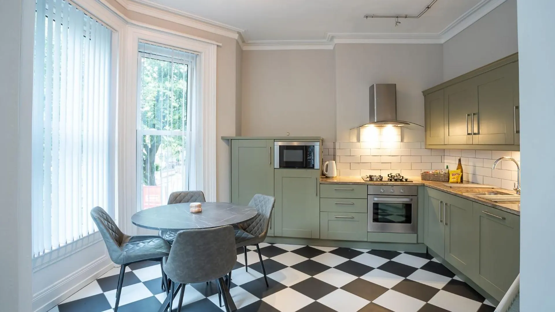 Queens Large 2 Bdr & 1 Bdr Apartments By Belfast City Breaks