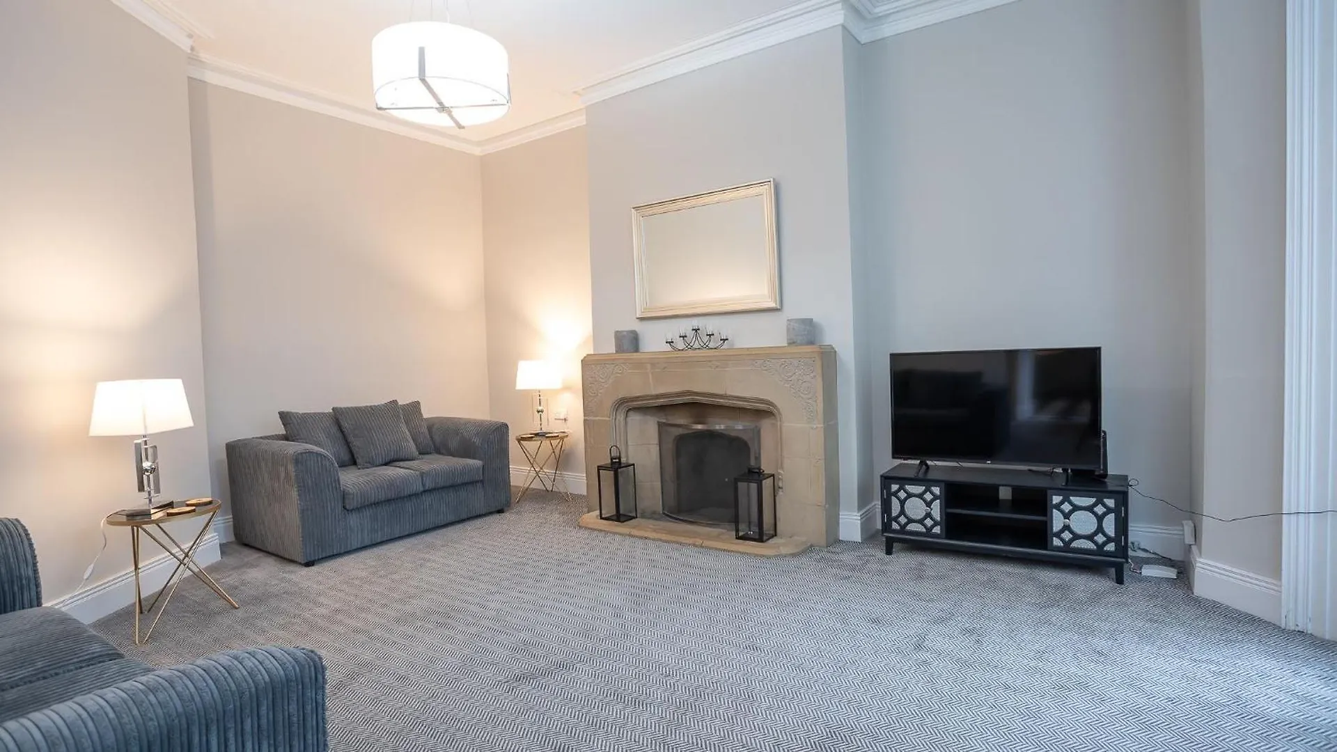 Queens Large 2 Bdr & 1 Bdr Apartments By Belfast City Breaks