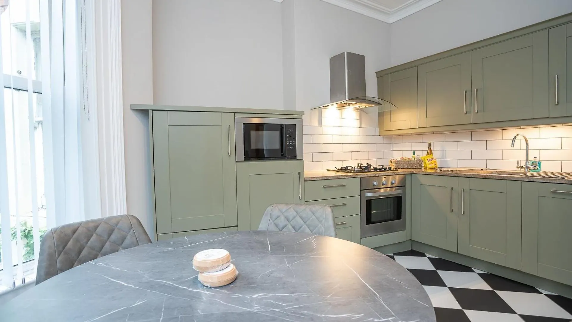Queens Large 2 Bdr & 1 Bdr Apartments By Belfast City Breaks