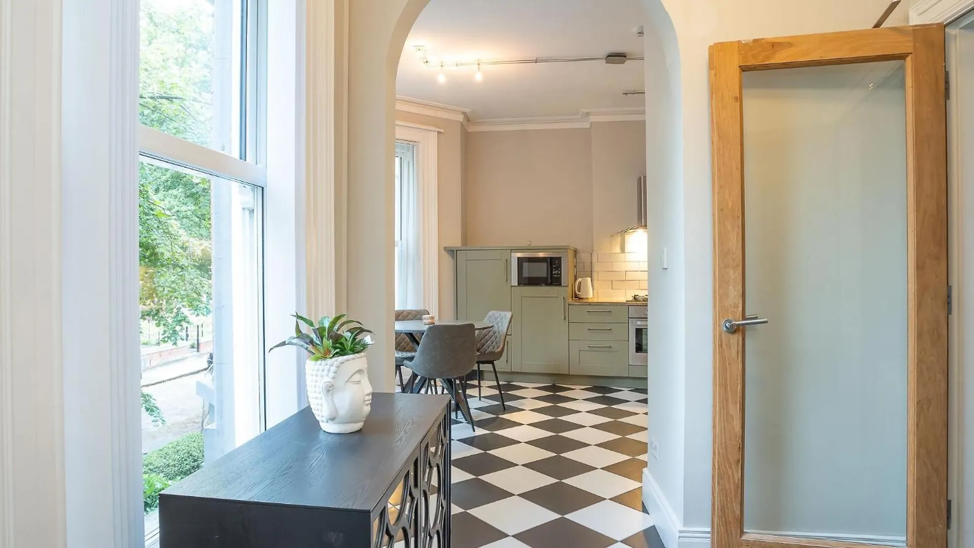 Queens Large 2 Bdr & 1 Bdr Apartments By Belfast City Breaks