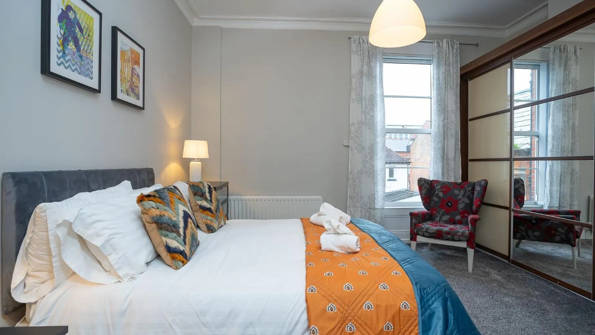 Queens Large 2 Bdr & 1 Bdr Apartments By Belfast City Breaks