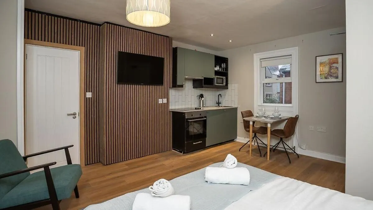 Queens Large 2 Bdr & 1 Bdr Apartments By Belfast City Breaks