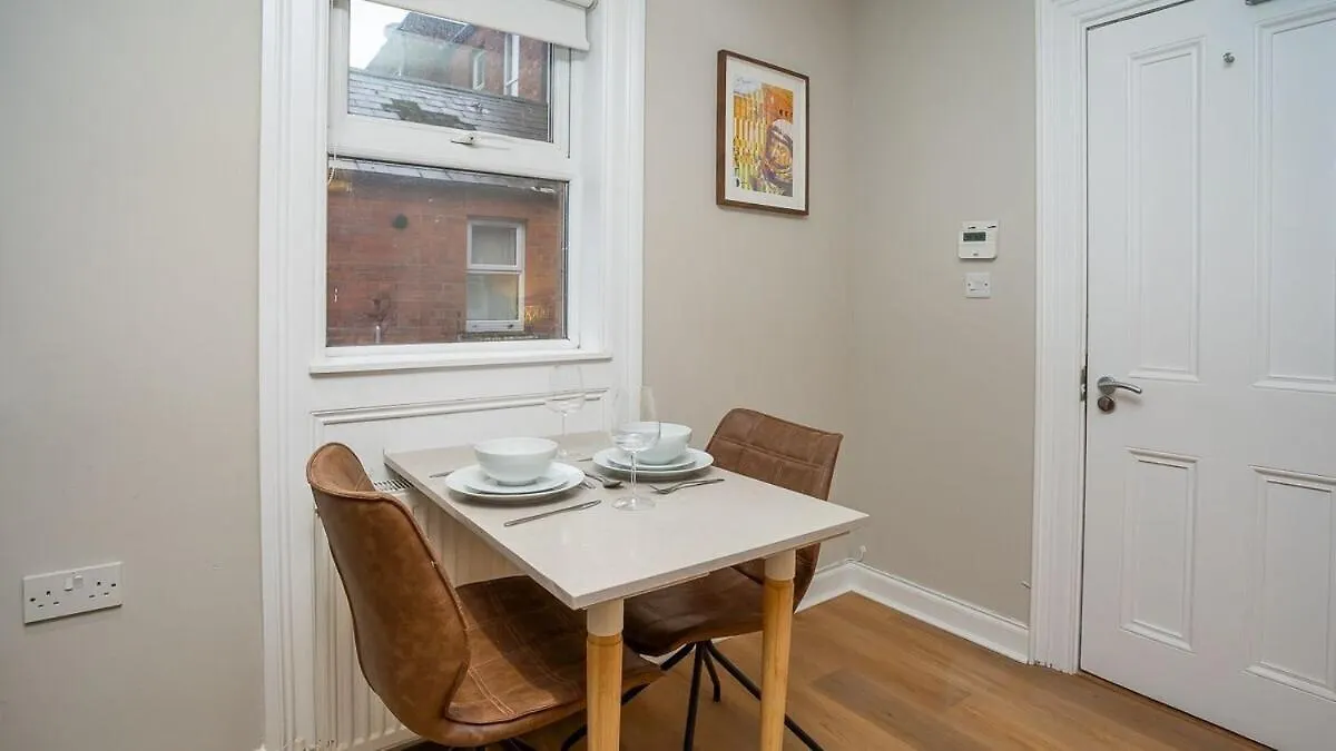 Queens Large 2 Bdr & 1 Bdr Apartments By Belfast City Breaks