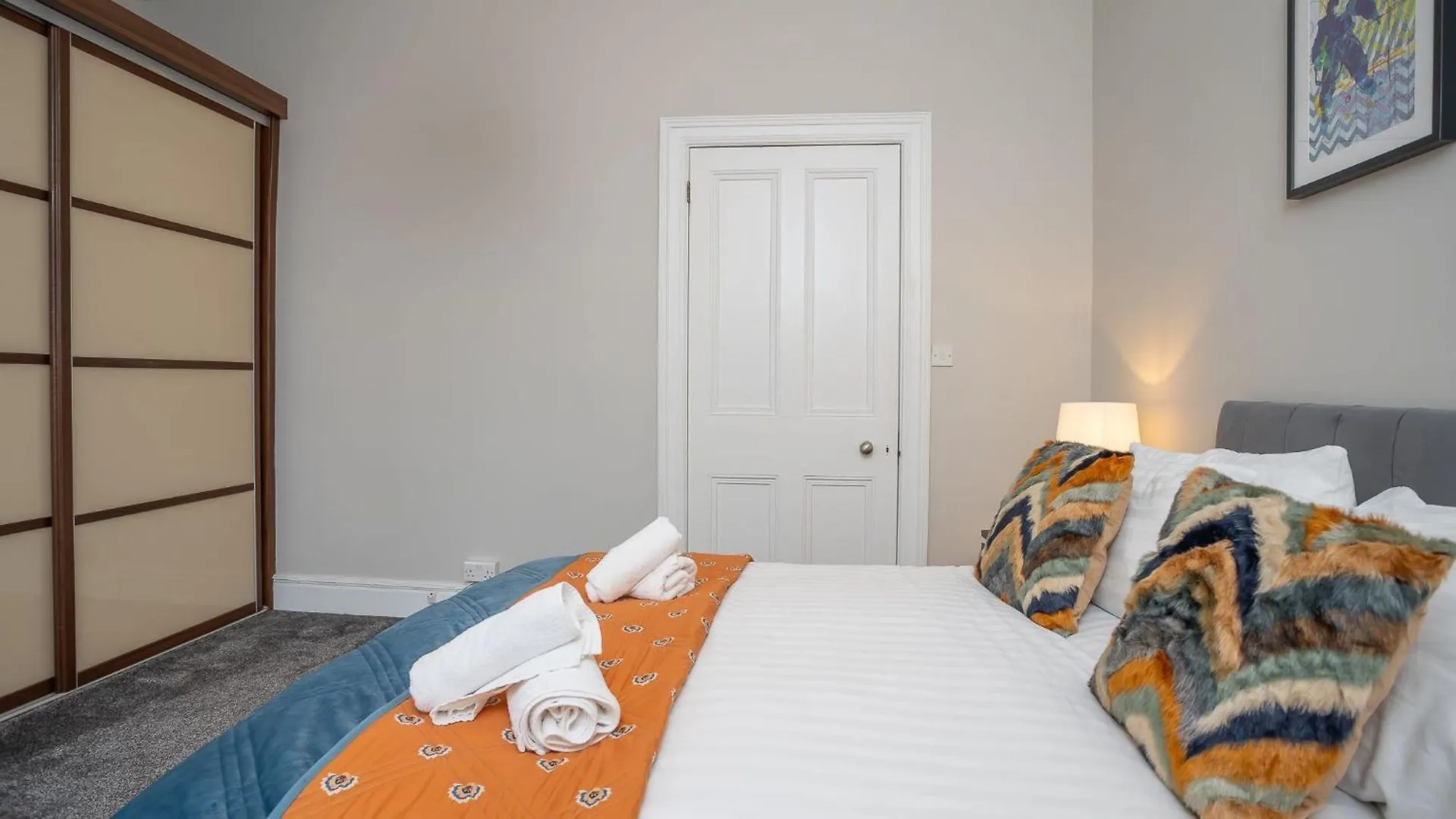 Queens Large 2 Bdr & 1 Bdr Apartments By Belfast City Breaks
