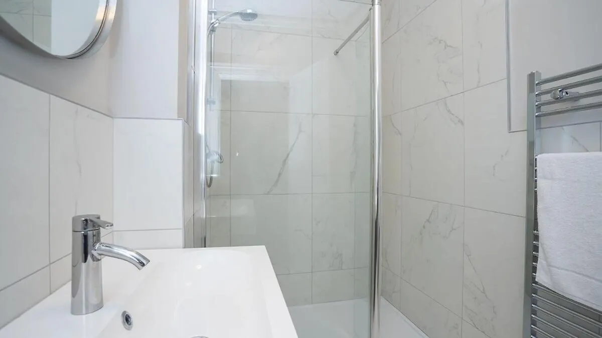 Queens Large 2 Bdr & 1 Bdr Apartments By Belfast City Breaks