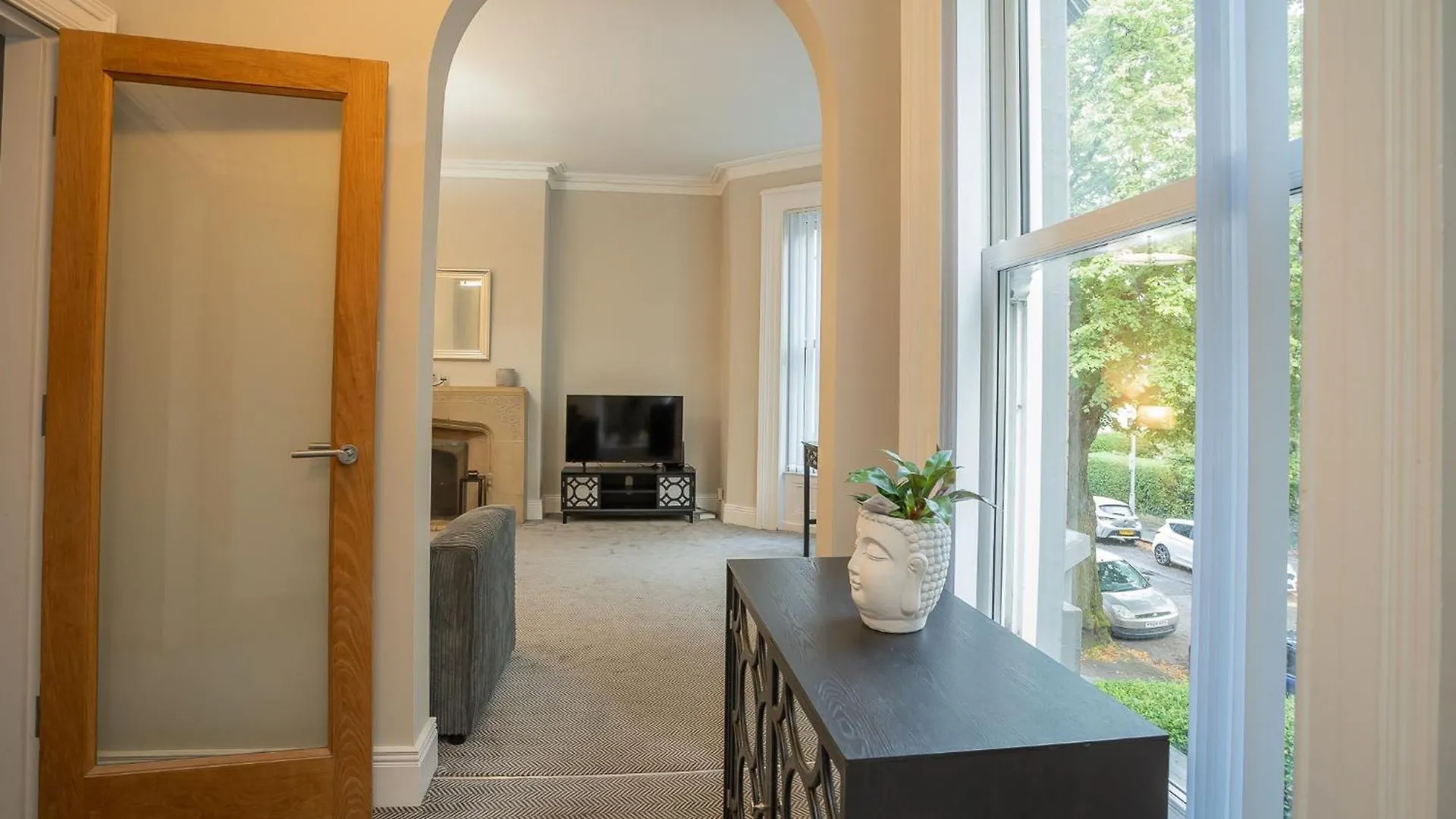 Queens Large 2 Bdr & 1 Bdr Apartments By Belfast City Breaks