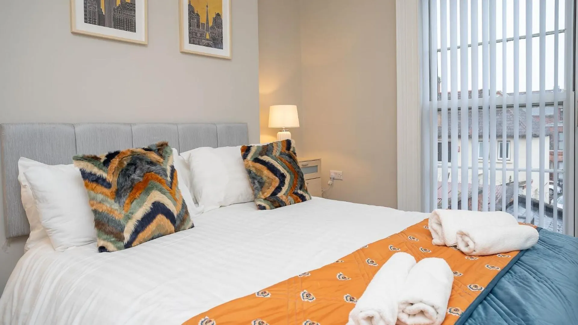 Queens Large 2 Bdr & 1 Bdr Apartments By Belfast City Breaks