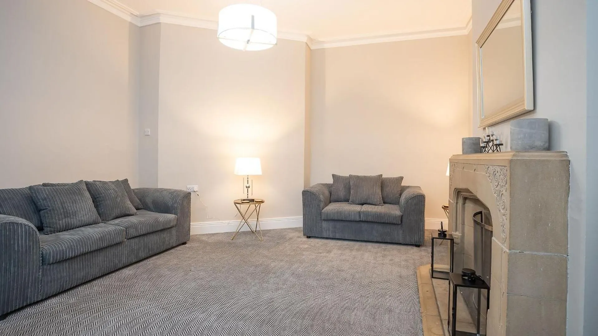 Queens Large 2 Bdr & 1 Bdr Apartments By Belfast City Breaks