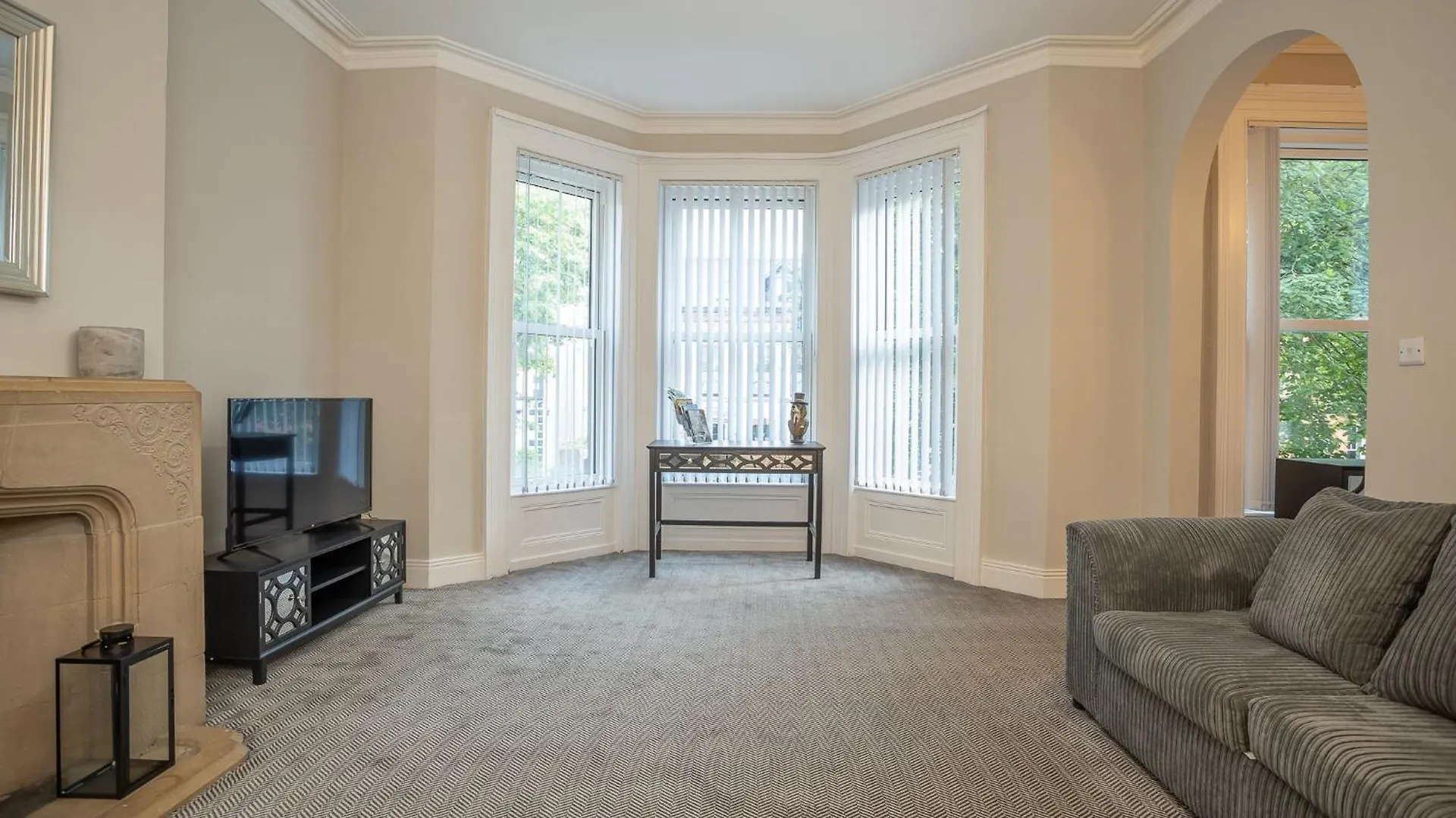 Queens Large 2 Bdr & 1 Bdr Apartments By Belfast City Breaks