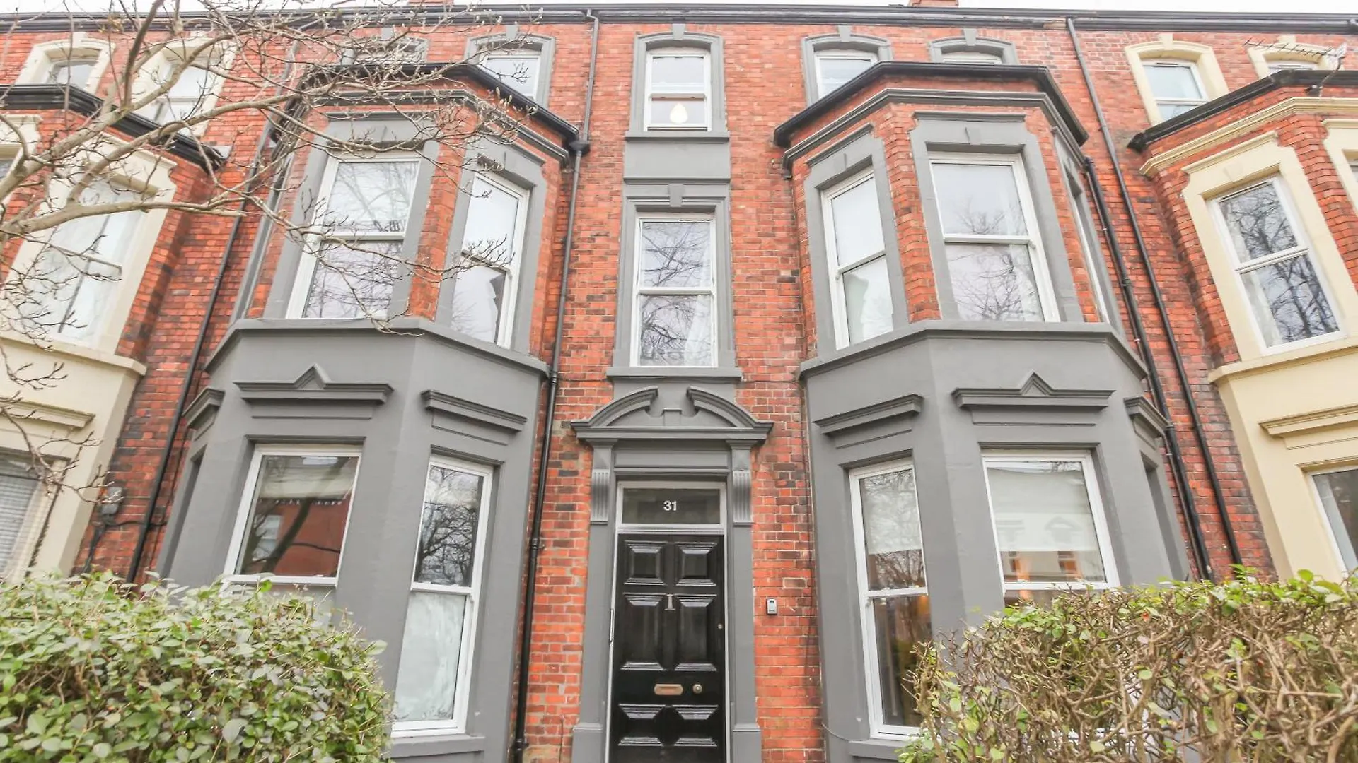 Queens Large 2 Bdr & 1 Bdr Apartments By Belfast City Breaks