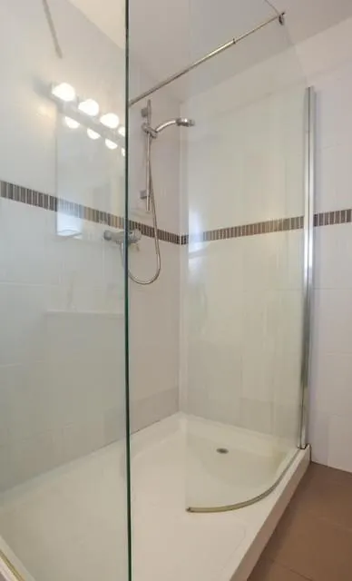 Queens Large 2 Bdr & 1 Bdr Apartments By Belfast City Breaks