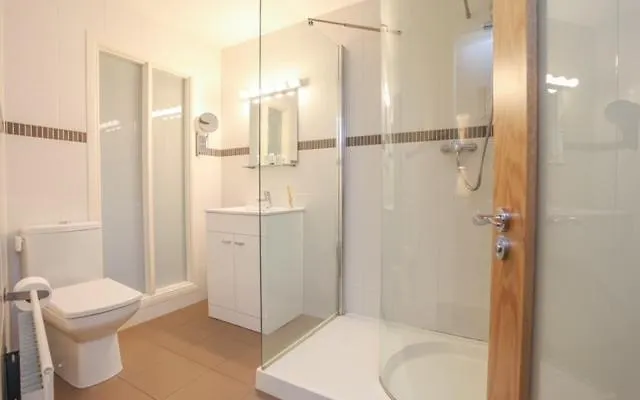 Queens Large 2 Bdr & 1 Bdr Apartments By Belfast City Breaks