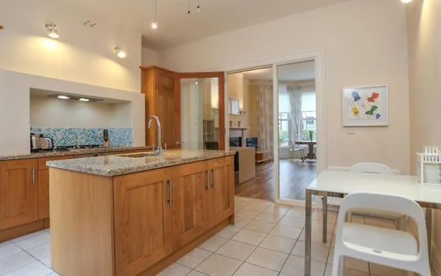 Queens Large 2 Bdr & 1 Bdr Apartments By Belfast City Breaks