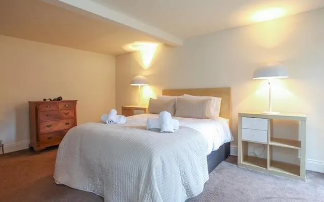 Queens Large 2 Bdr & 1 Bdr Apartments By Belfast City Breaks